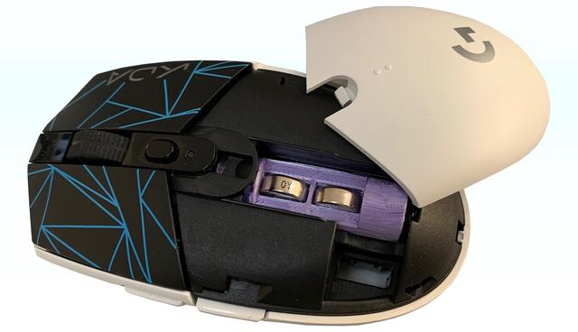 ワイヤレスマウス用重量軽減電池ホルダー