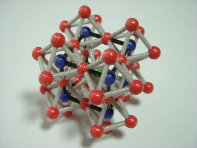 ペロブスカイト型の結晶模型（カラー）