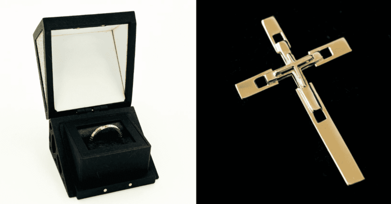 3Dプリントで出力した金の指輪と金の十字架