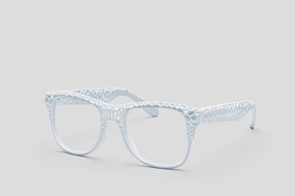 白い、つるまでデザイン性の高い眼鏡