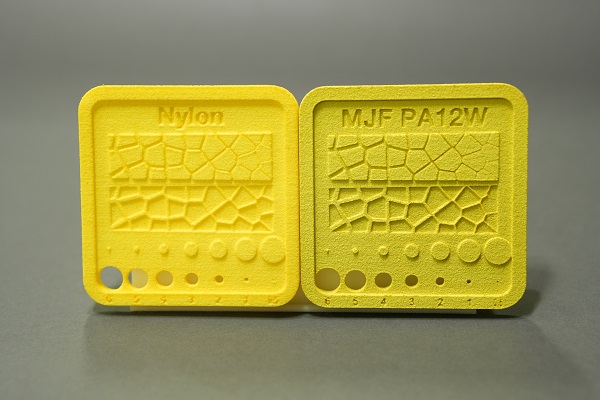 黄色に染色された2つのサンプル：右のPA12ホワイトWはより明度が低い色に