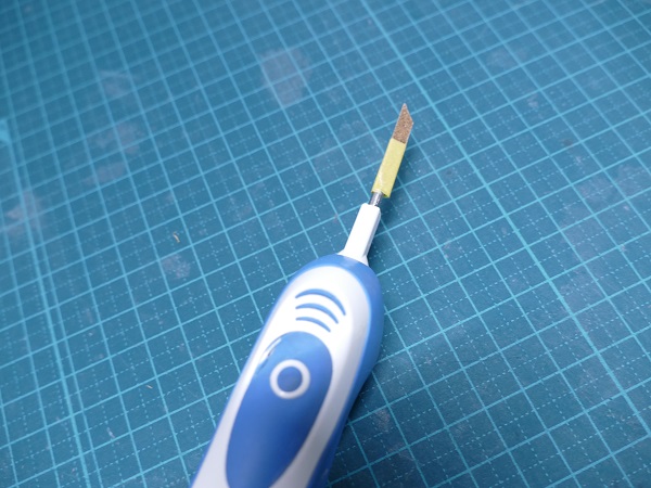 電動歯ブラシに紙やすりをつけたもの