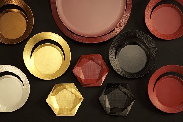 漆のような朱色、金、黒など和を感じる色合いのプレート皿の数々