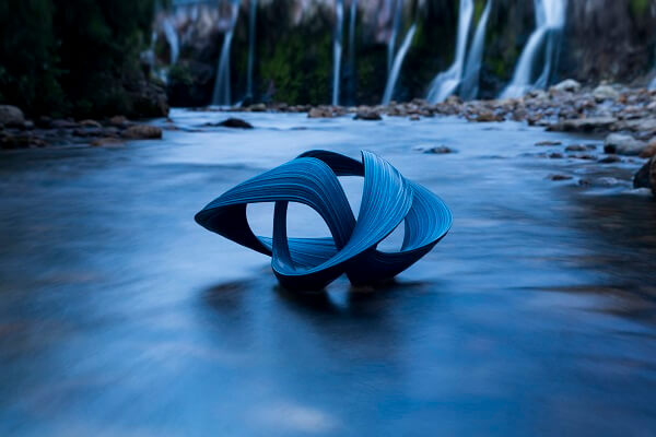 水辺にあるメビウスの輪のような形のアート作品