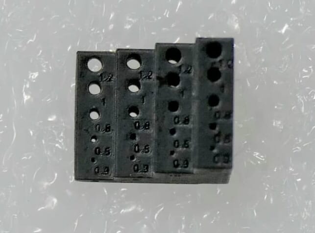 黒色のESDレジンで造形された高精細な穴