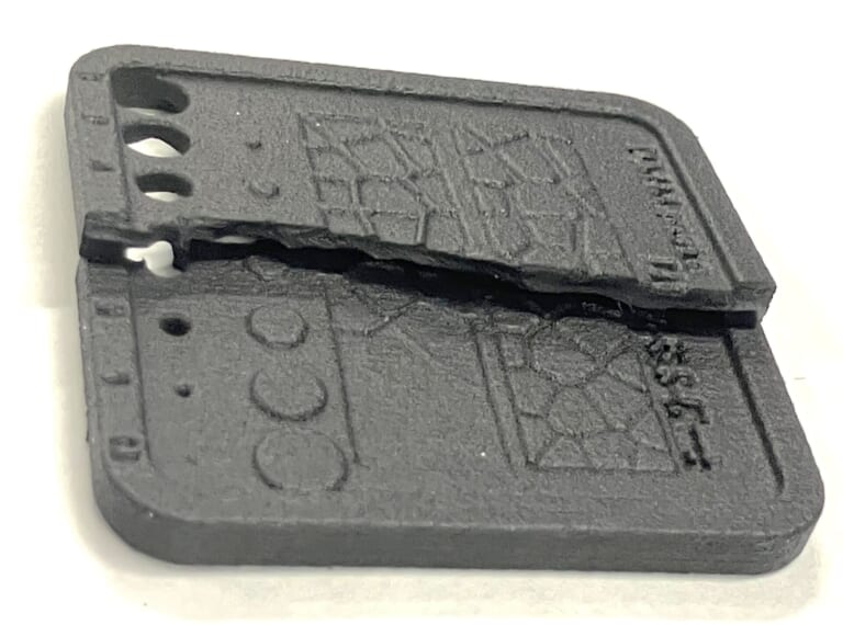 中央で割られて断面が見えているナイロンブラック造形物